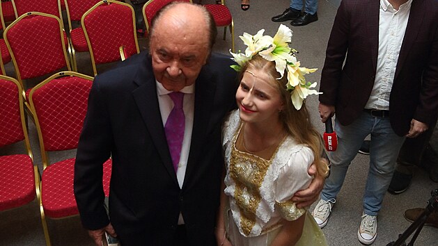 Zatímco Frantiek Janeek pózuje se svou dcerou, Tereza Mátlová stojí opodál....
