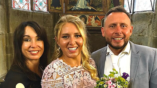 Jan Tuna s p�ítelkyní Nelou Boudovou nemohli na promoci Zuzany Tunové chyb�t.