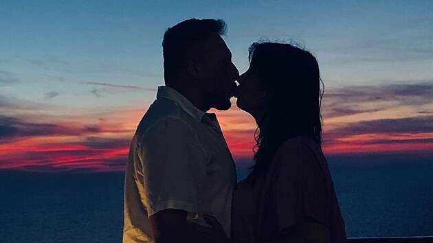 Jan Tuna s p�ítelkyní Nelou Boudovou a �havá líba�ka