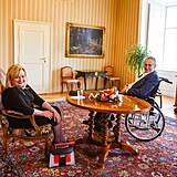 Miloš Zeman v Lánech přivítal ministryni financí Alenu Schillerovou.