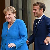 Angela Merkelová vypadala při setkání s Emmanuelem Macronem spokojeně.