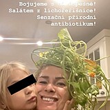 Olga Menzelová s dcerou a taky řeřišnicí, která je účinným přírodním...