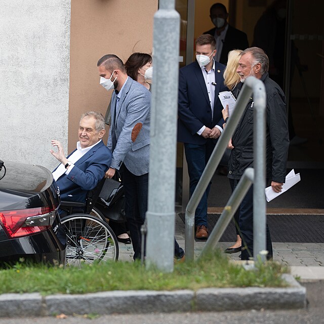 Prezidenta Miloe Zemana po osmi dnech propustili z nemocnice. Zamil rovnou...