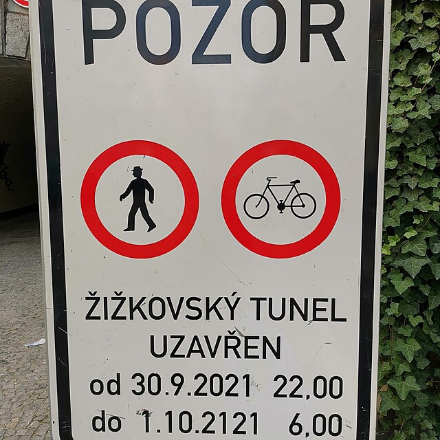 Kolemjdouc pobavila cedule na zatku ikovskho tunelu oznaujc uzavrku....