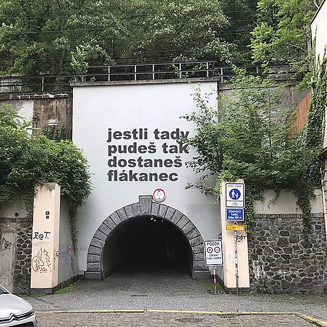 ikovsk tunel je oblbenou spojnic mezi ikovem a Karlnem.