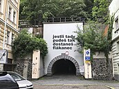 ikovský tunel je oblíbenou spojnicí mezi ikovem a Karlínem.
