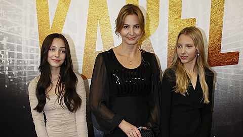 Ivana Gottová se svými dcerami. U jsou z nich velké sleny.