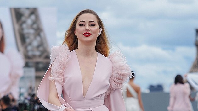 Amber Heard na p�ehlídce L�Oreal Paris