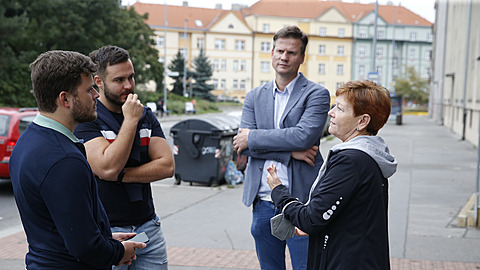 Redaktoi Expresu mluvili s lidmi, kteí ijí v praských Stranicích vtinu svého ivota. V posledních letech je obtuje parta nepizpsobivých, která se pisthovala teprve nedávno.