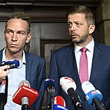 Předseda STAN Vít Rakušan (vpravo) a předseda Pirátů Ivan Bartoš vystoupili 12....