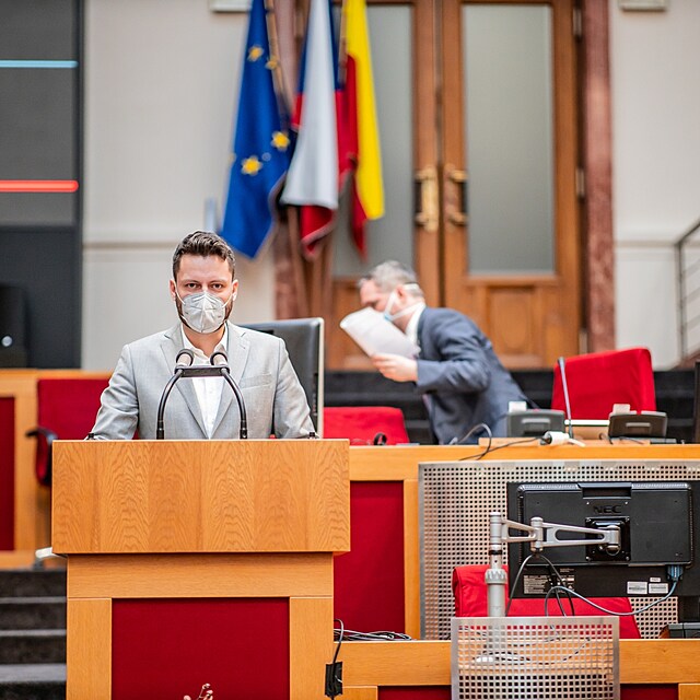 Prokop pat mezi nejhlasitj kritiky Zdeka Hiba (v pozad). A to se nevyplc.