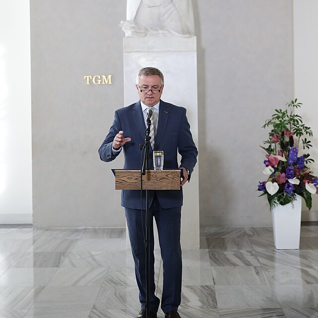 Vratislav Myn bhem tiskov konference. O zdravotnm stavu Miloe Zemana jsme...