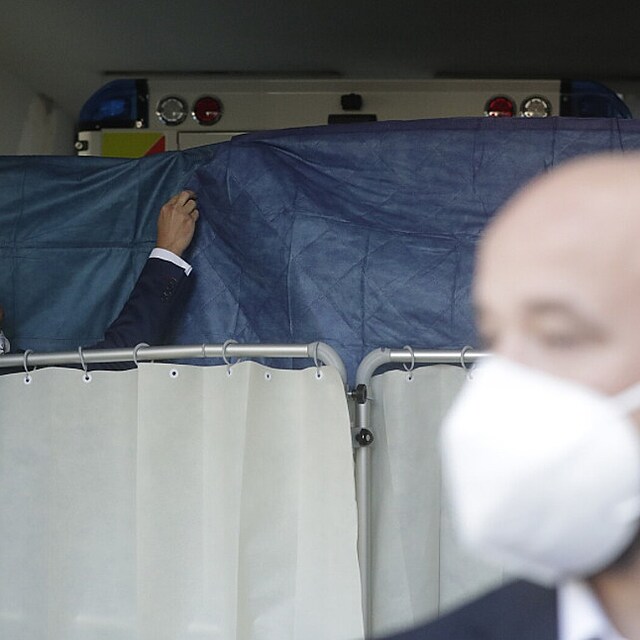 Prezidenta Miloe Zemana pevezli v nedli do stedn vojensk nemocnice.