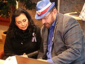 Jana Boboíková a Lubomír Volný sledují výsledky voleb.