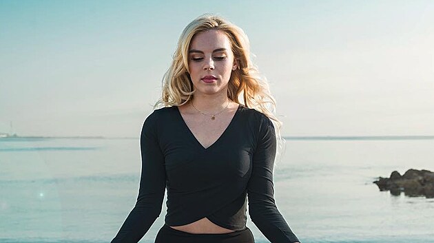 Evgenia je instruktorkou jógy.