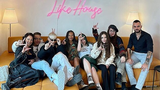 Sebastian �tikl (druhá zprava) je sou�ástí druhé �ady Like Housu.