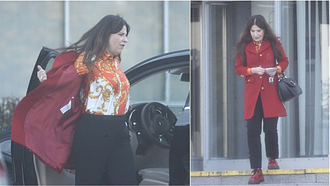 Michaela Jílková cestou z práce. Na módu si evidentně potrpí, má na sobě kabát...