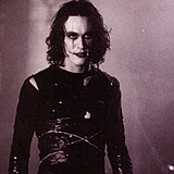 Herec Brandon Lee, kter hrl hlavnho hrdinu snmku Vrna, byl omylem...