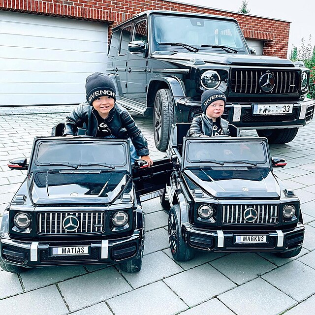 Nat�lie Myslivcov� navl�kla sv� d�ti do p�j�en�ho oble�en� a vyfotila je s mercedesy.