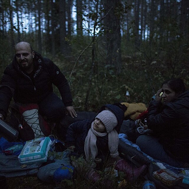 Pobl hranic stanuj cel rodiny migrant.