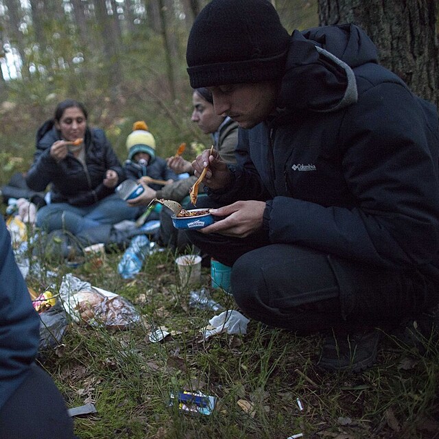 Pobl hranic stanuj cel rodiny migrant.