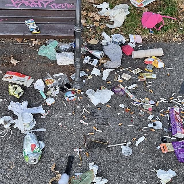 Kolem laviky se povaloval bordel, soust byly i zbytky pomcek pro aplikaci drog.