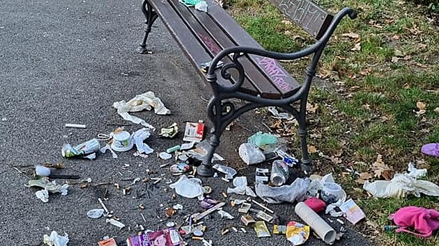Kolem laviky se povaloval bordel, souástí byly i zbytky pomcek pro aplikaci...