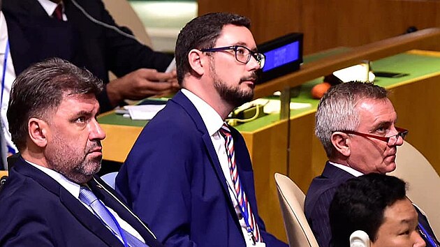 Hradní kanclé Vratislav Myná i mluví Jií Ováek a poradce Martin Nejedlý...