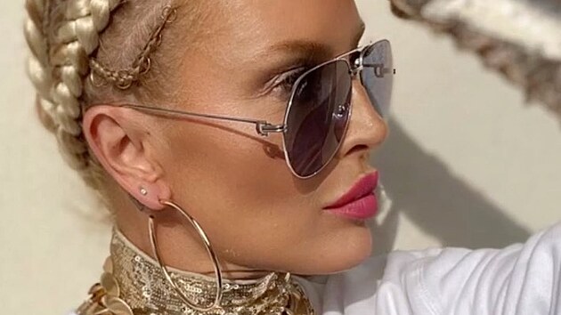 Simona Krainová se v rámci kampan na svj nový merch zmnila k nepoznání.