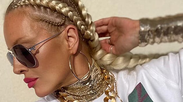 Simona Krainová se v rámci kampan na svj nový merch zmnila k nepoznání.