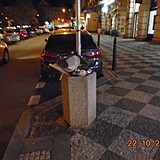 Odpadky se válejí po celé Praze.