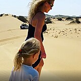 Olga Menzelová si umí užít i poušť: S dcerou zkusily sjíždění dun.