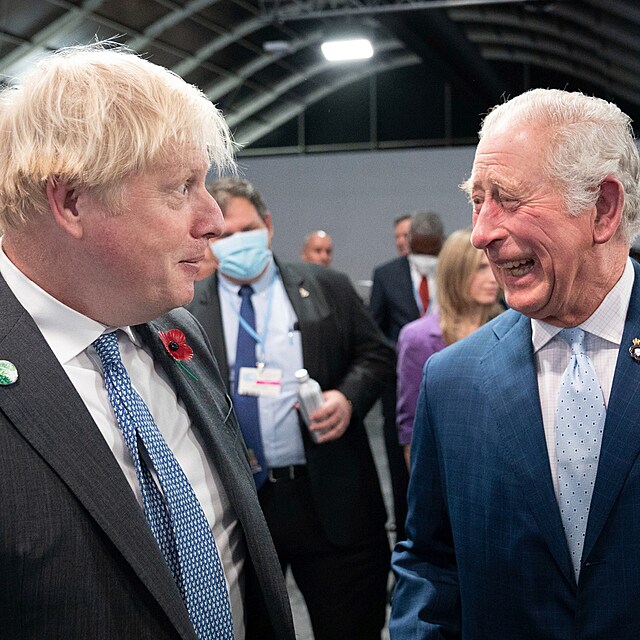 Princ Charles vtipkuje s Borisem Johnsonem.