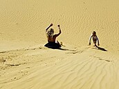 Olga Menzelová si uívá sjídní písených dun v Egypt.