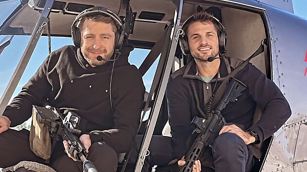 Jan Bednář (vlevo) se svým kamarádem ve vrtulníku, ze kterého stříleli na terče. Bude z něj český Dan Bilzerian?