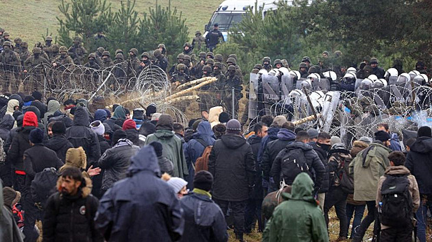 Uprchlíkům čelí polští pohraničníci a vojáci střežící vnější hranici EU.