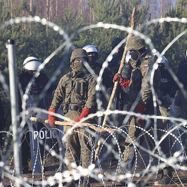 Migranti se pokusili proniknout z Bloruska do Polska. Bezpenostn sly...