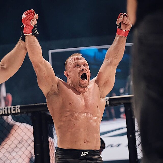 Filip Grznr slav svou prvn vhru v profesionlnm MMA!