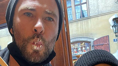 Chris Hemsworth vyrazil v Praze na trdelník.