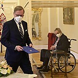 Miloš Zeman jmenoval Petra Fialu premiérem.
