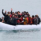 Migranti zdolávají lamanšský průliv nejčastěji na nafukovacích člunech.