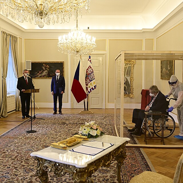 Prezident Zeman jmenoval v Lánech Fialu premiérem.
