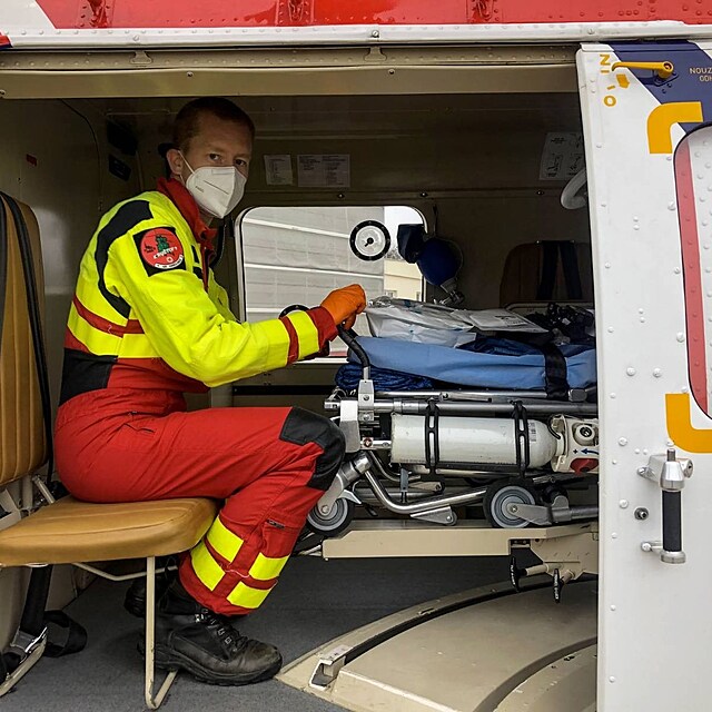 Armda pevezla prvnho covidovho pacienta z Brna do motolsk nemocnice.
