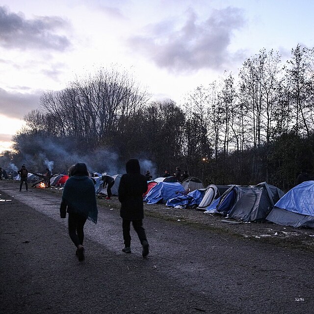 Migranti si stuj na pnu a zimu.