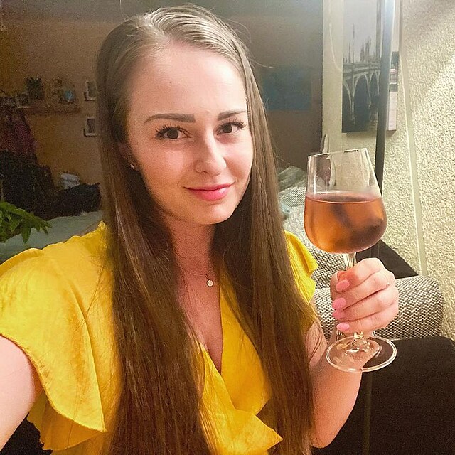 Na ve�ery p�i v�n� je zat�m sama.