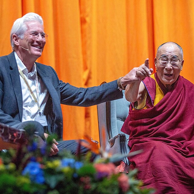 Richard Gere je srdenost sama. Takto si rozumnl s Dalajlmou.