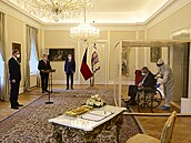 Prezident Zeman jmenoval v Lánech Fialu premiérem.