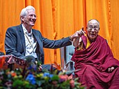Richard Gere je srdenost sama. Takto si rozumnl s Dalajlámou.