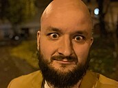 Poká� na Slavících vystoupil a zazpíval, po reakcích na projev Karla Jane�ka...