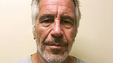 Jeffreymu Epsteinovi hrozilo a 45 let vzení za obchodování s nezletilými...